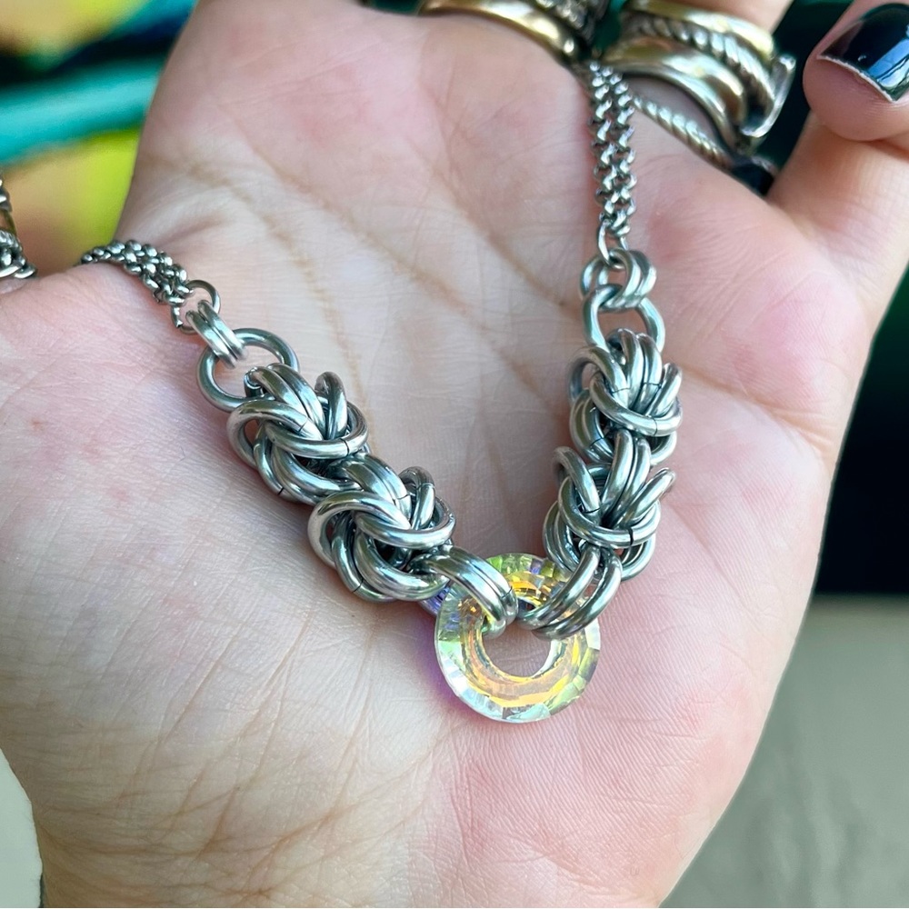 Handmade maille choker necklace with rainbow iridescent swarovski circle crystal - Picture 11 of 15